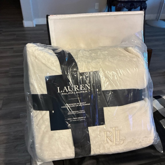 Lauren Ralph Lauren Cream micromink blanket - Picture 1 of 6